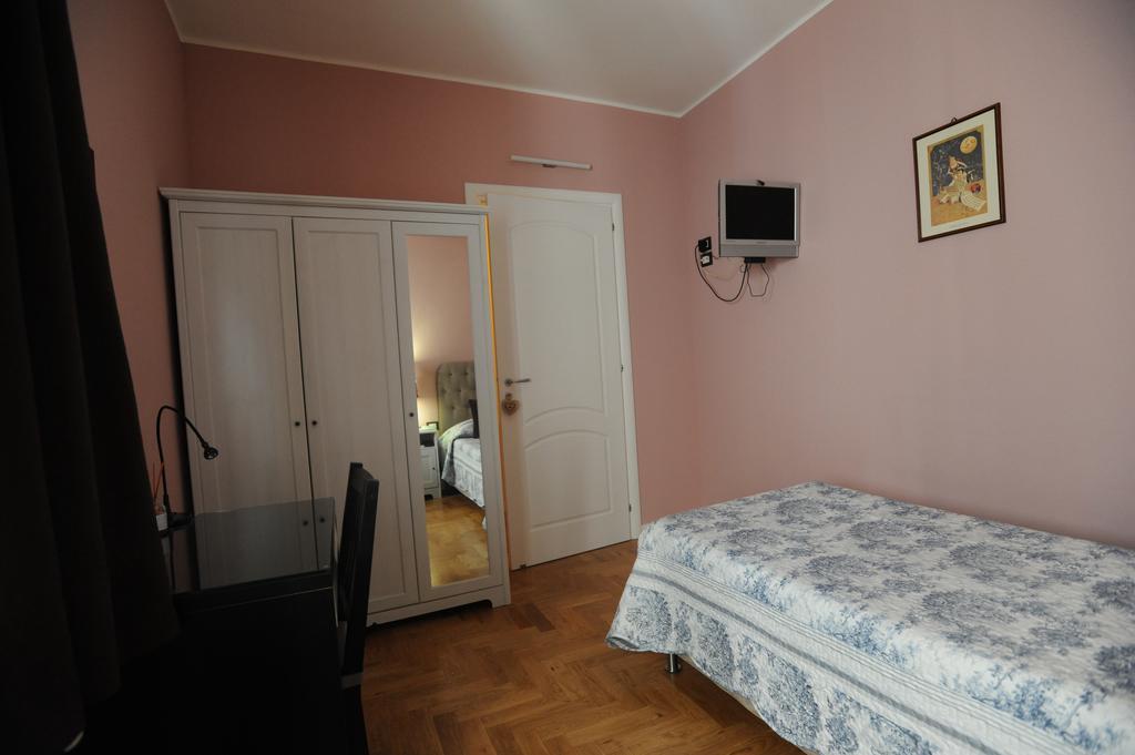 B&B Aurora Domus D'A-Mare Pesaro Rum bild