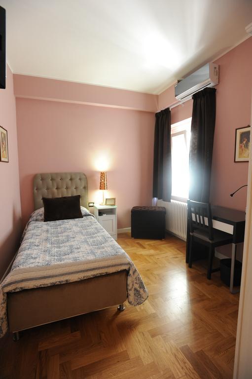 B&B Aurora Domus D'A-Mare Pesaro Rum bild